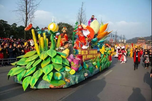 走在新年的大街上(图1)