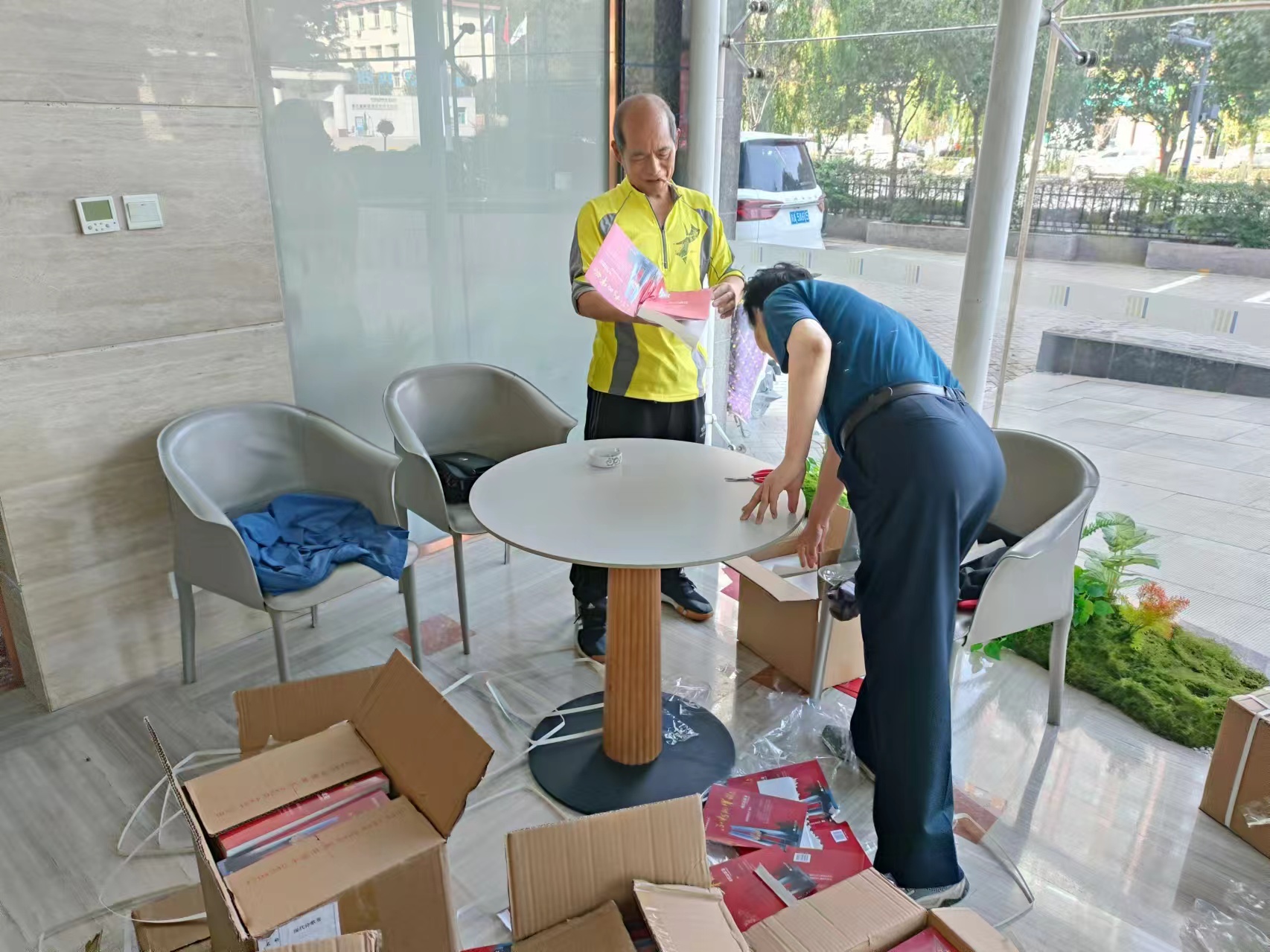 夸夸前方帅小伙(图2)