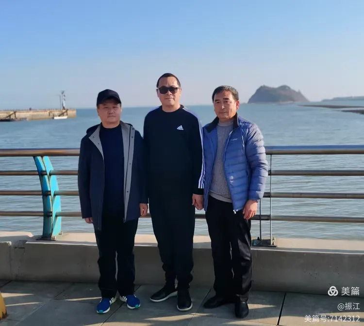 战友重逢忆铁兵(图1)