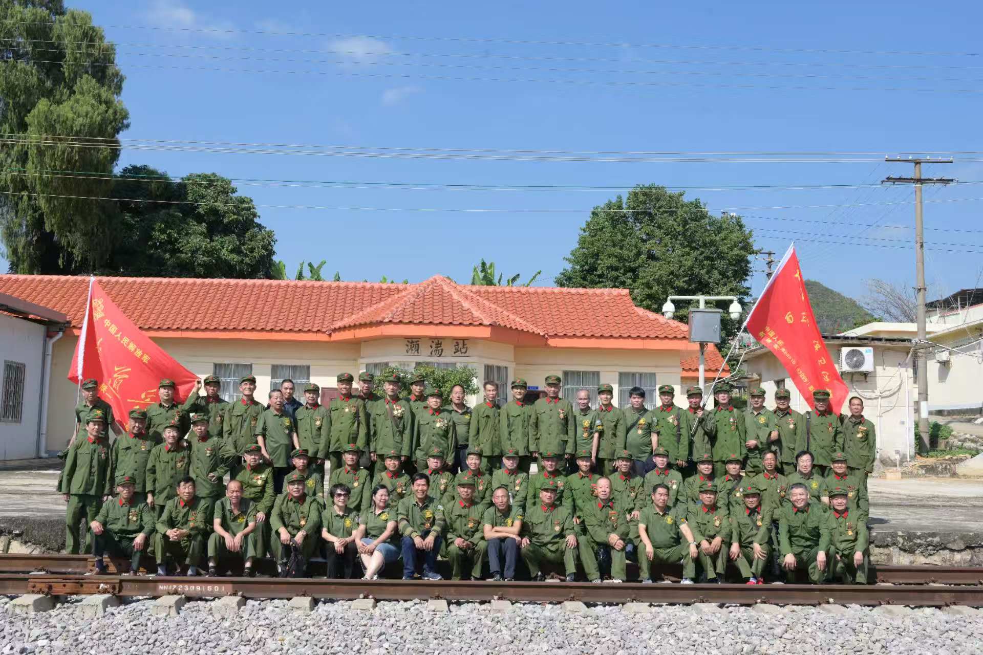 那枚纪念章的光芒还在闪烁(图1)