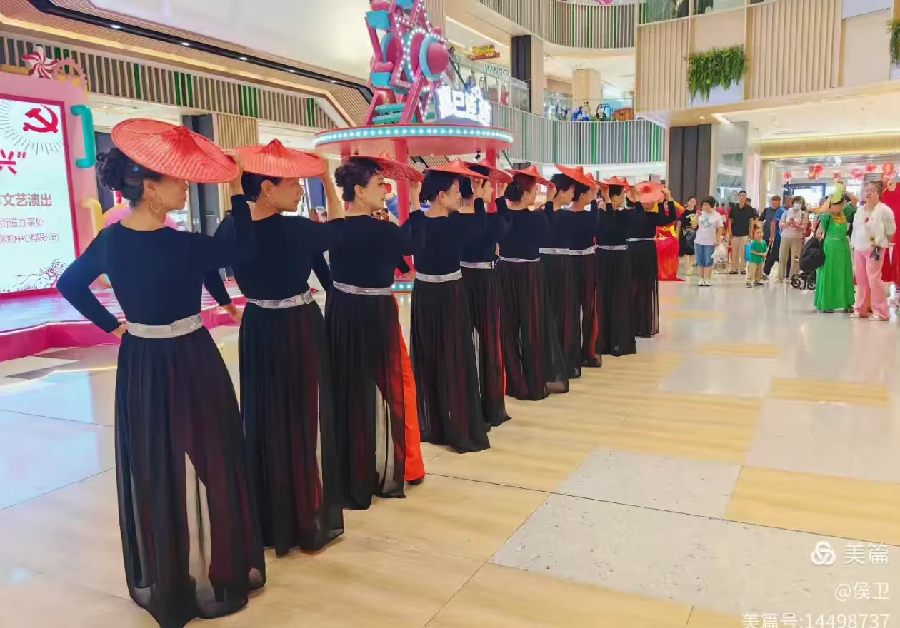 兵哥军嫂庆“八一”(图1)