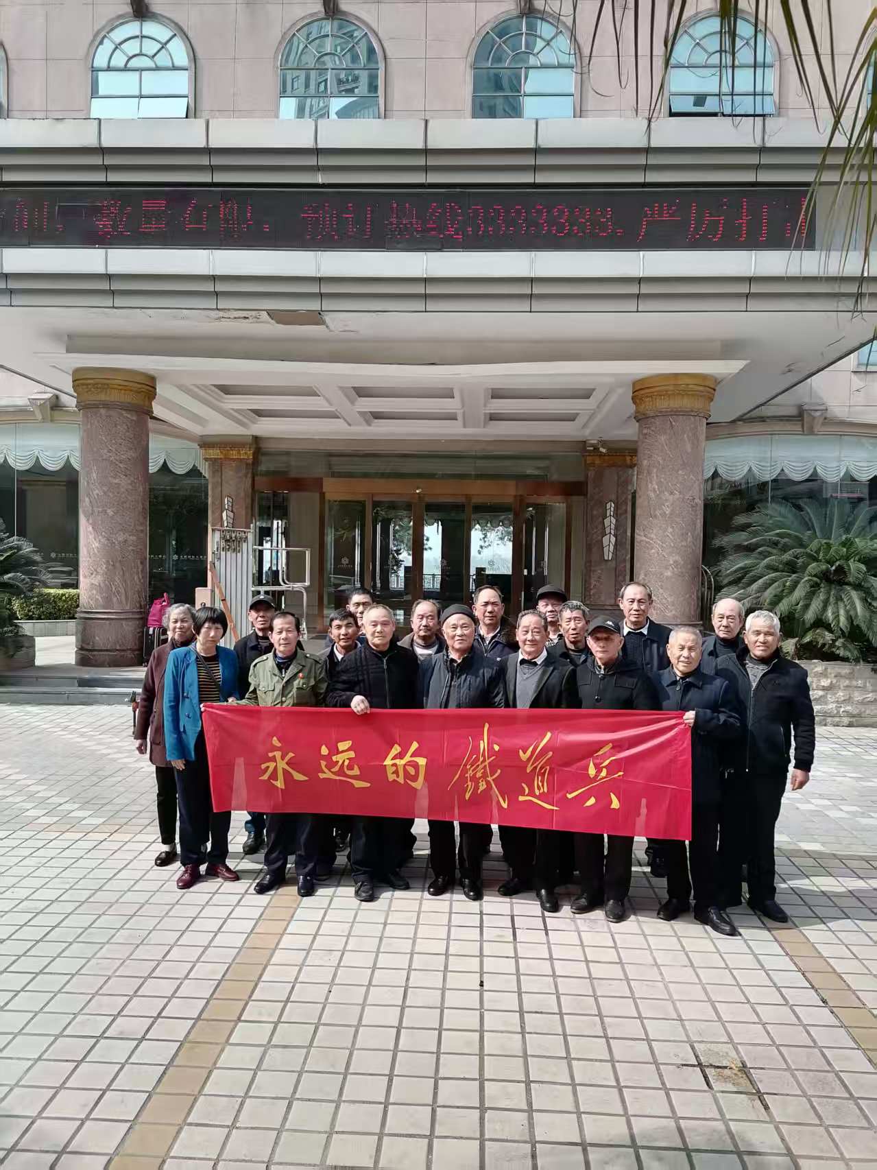 久别重逢泪满襟，相视一笑忆往昔——拜访江西余干籍老战友侧记(图2)