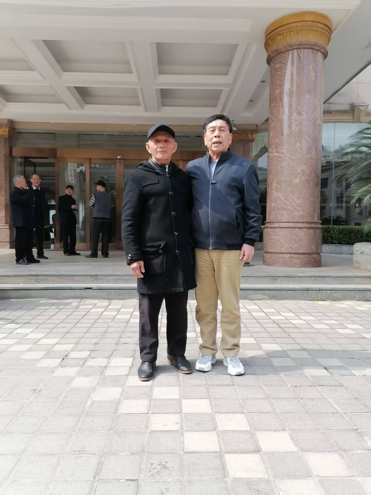 久别重逢泪满襟，相视一笑忆往昔——拜访江西余干籍老战友侧记(图1)