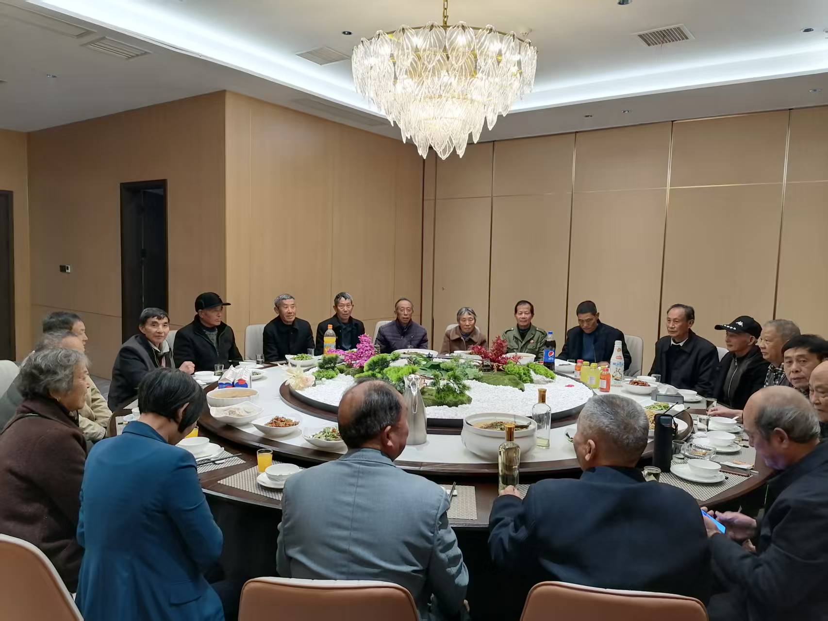 久别重逢泪满襟，相视一笑忆往昔——拜访江西余干籍老战友侧记(图3)