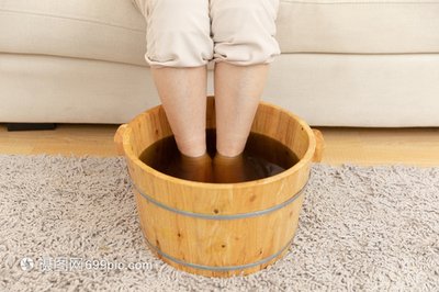 热水泡脚能养生 但不适合所有人(图1)