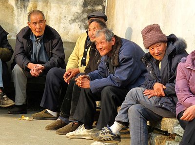    一群老汉晒太阳(图1)
