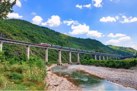 襄渝铁路——一部穿山越涧的国脉史诗(图1)