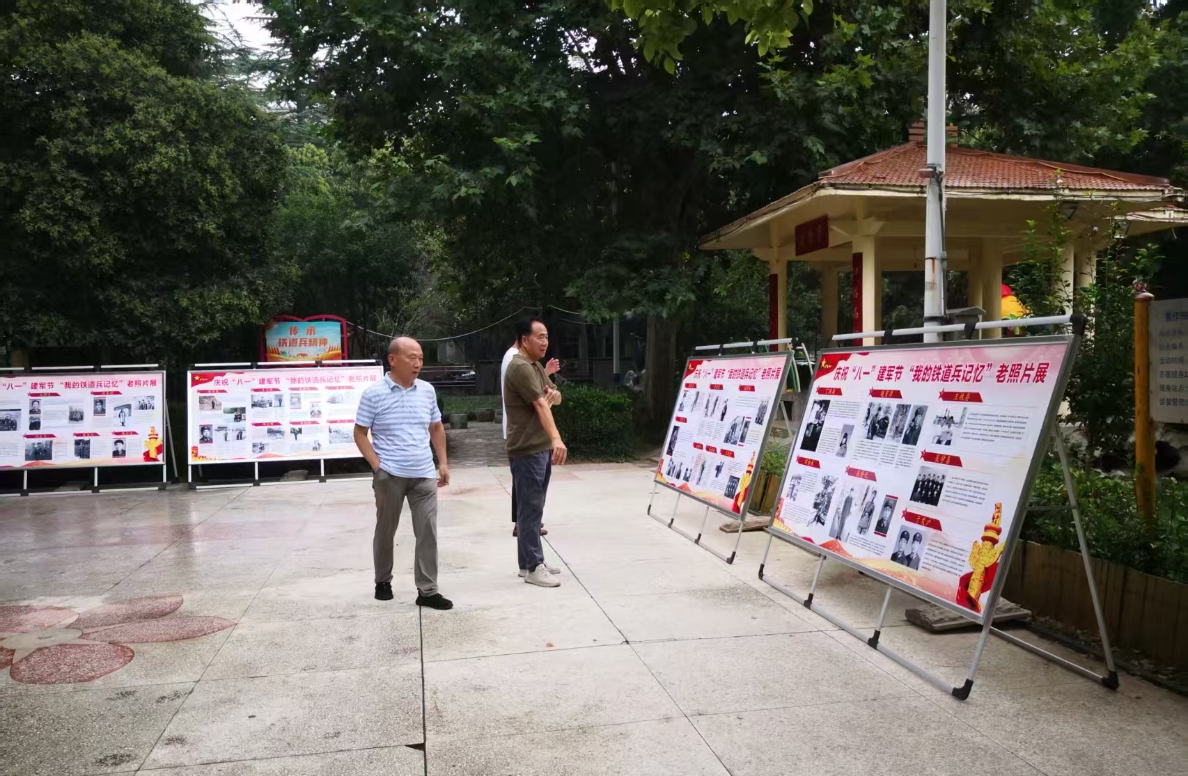 十五局二公司举办庆祝“八一”建军节“我的铁道兵记忆”老照片展示活动(图1) 十五局二公司举办庆祝“八一”建军节“我的铁道兵记忆”老照片展示活动(图1)