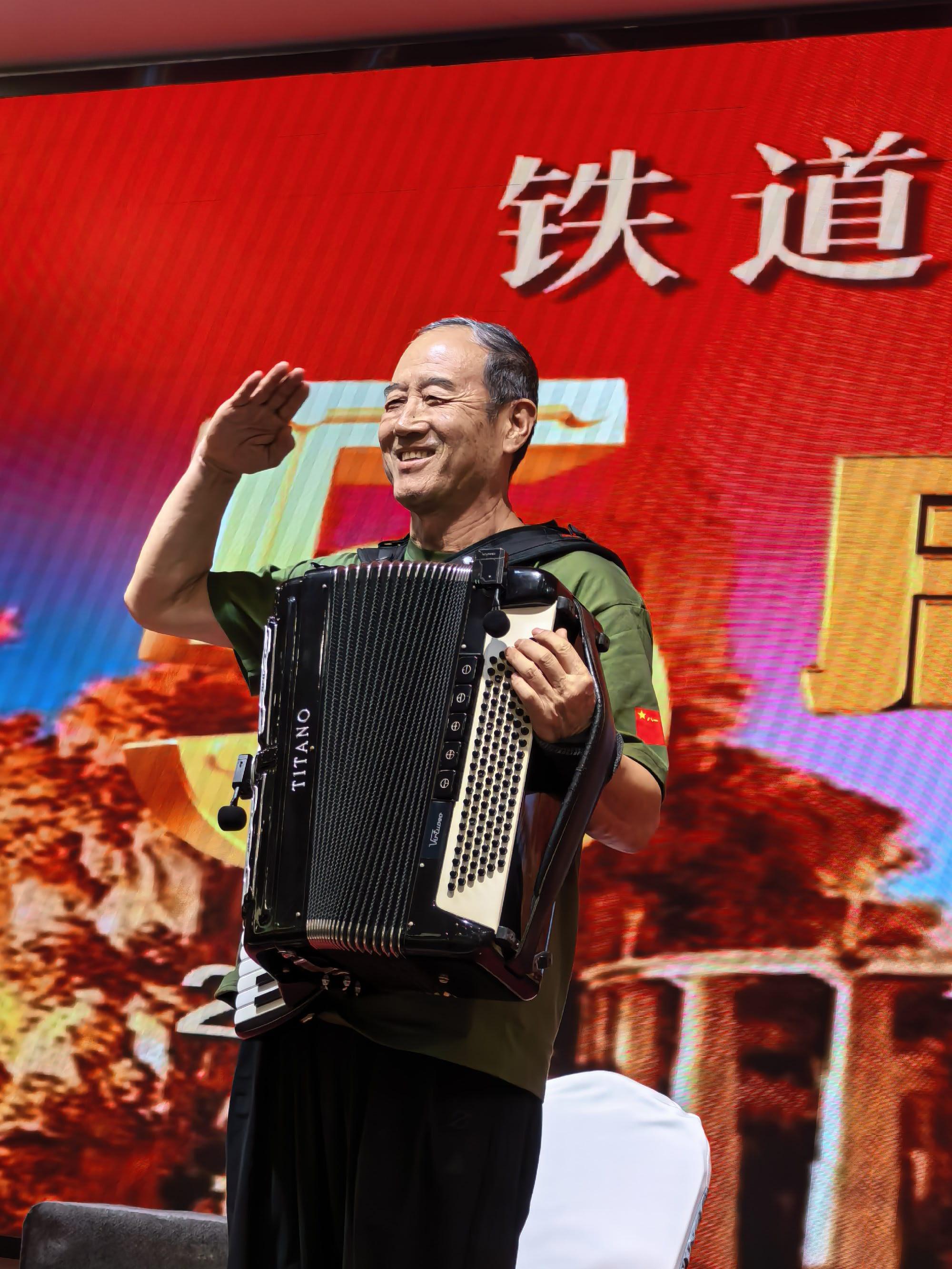 赵焕文在艺术团五周年团庆上演奏“打虎上山”(图1)