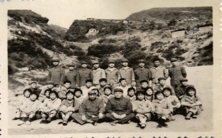 父亲和西安学兵们合影