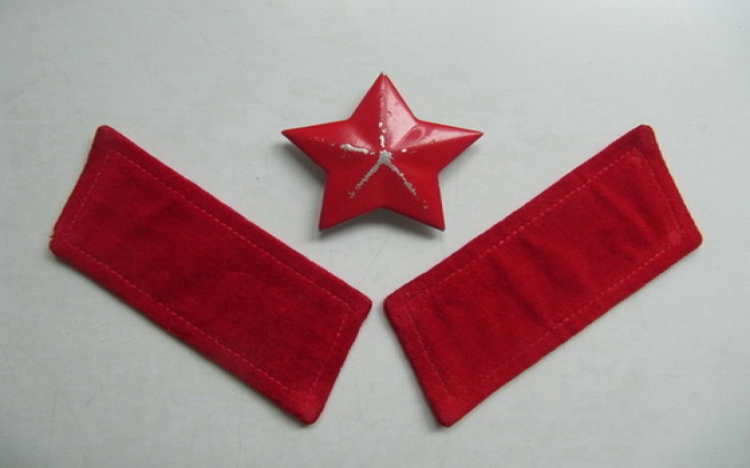 红色帽徽红领章