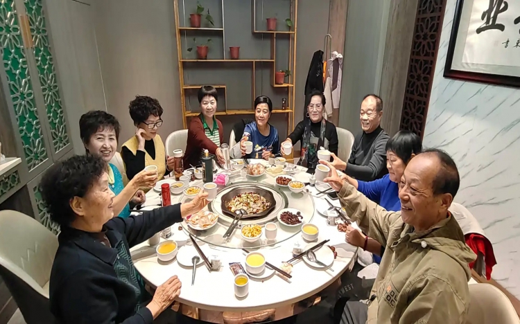 原5761部队12中队宣传队为纪念参建襄渝铁路五十五周年自娱自乐欢聚一堂