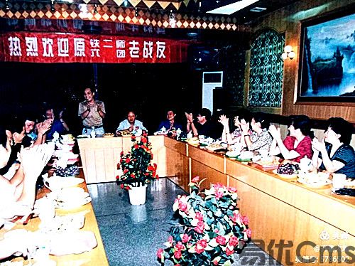 情浓花不俏  战友情未了  花甲再聚首  军魂铸情操(图1)