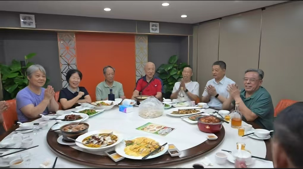 相聚彩虹桥  欢度五一节 (图2)
