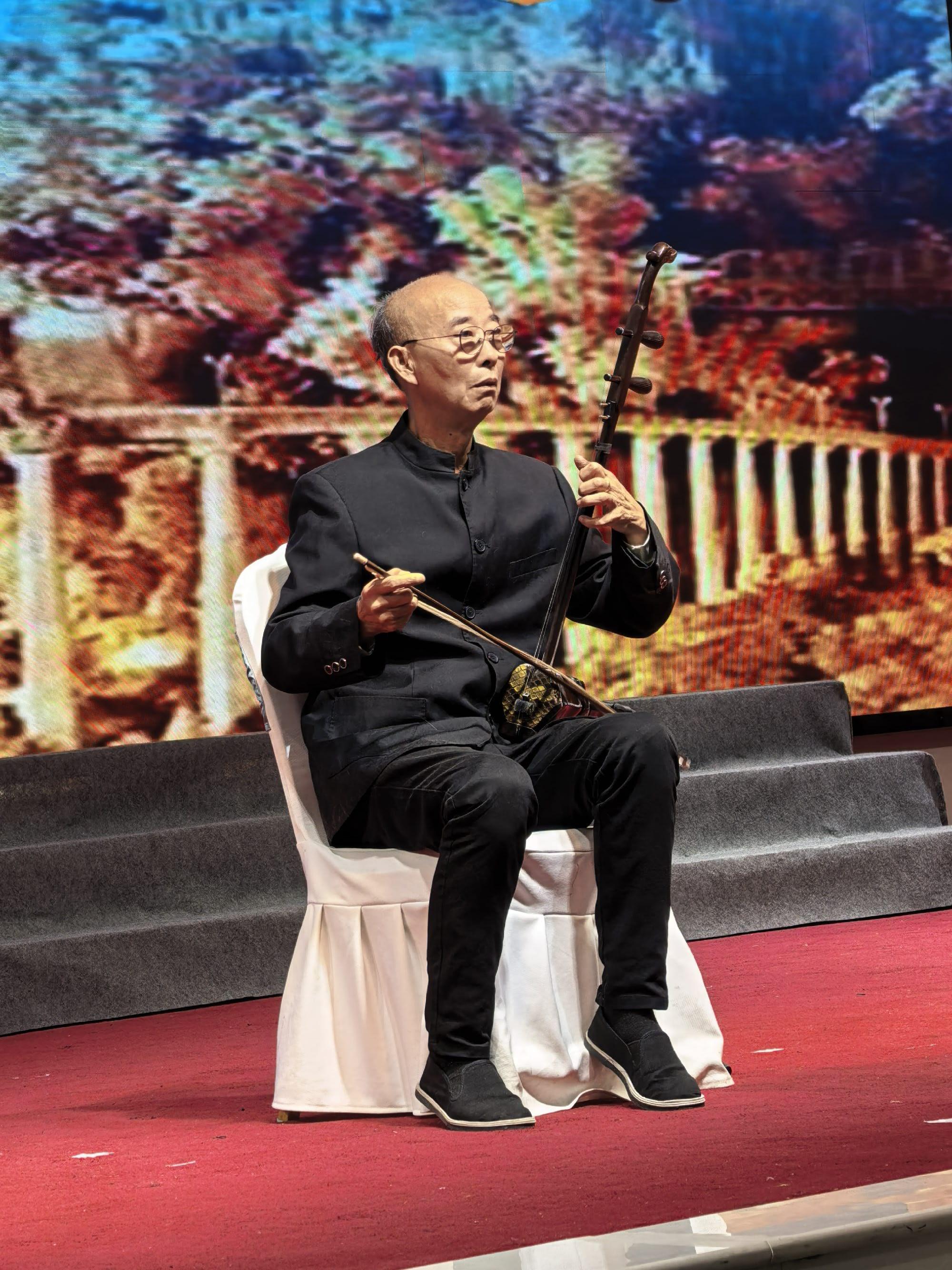 向明贵在兵网艺术团5周年庆典演奏《蚂蚁》(图2)