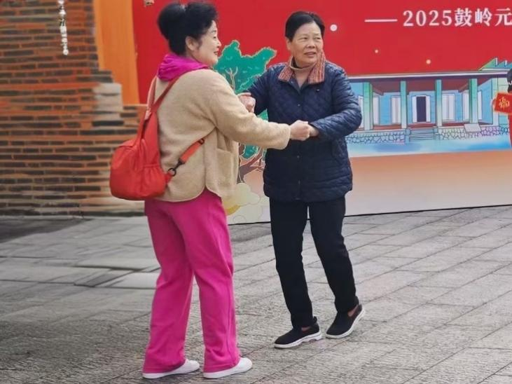 你照顾我四十年，我侍候你后半生(图1)