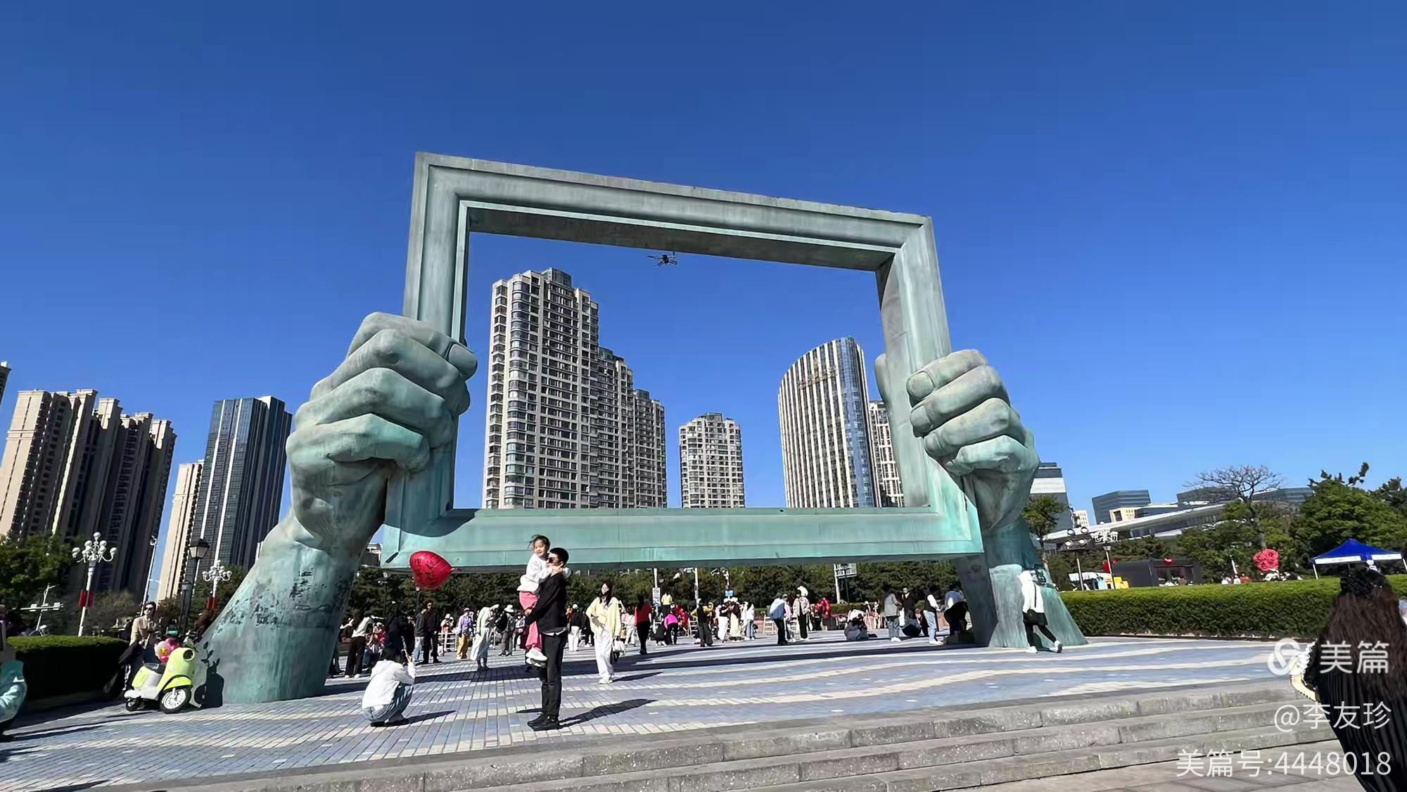 清晨海景——威海大相框、海上足球场(图1)