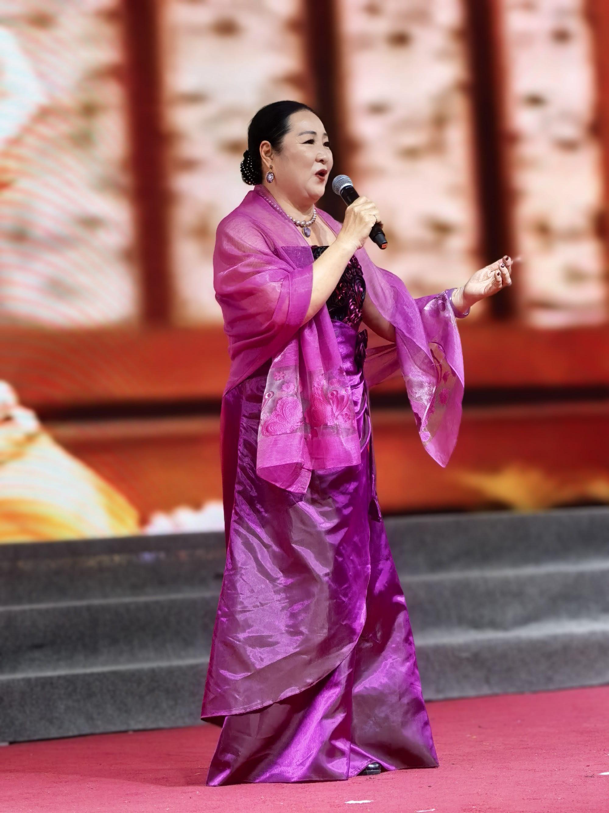 朱莉在艺术团五周年庆典演唱《月光下的凤尾竹》(图1)