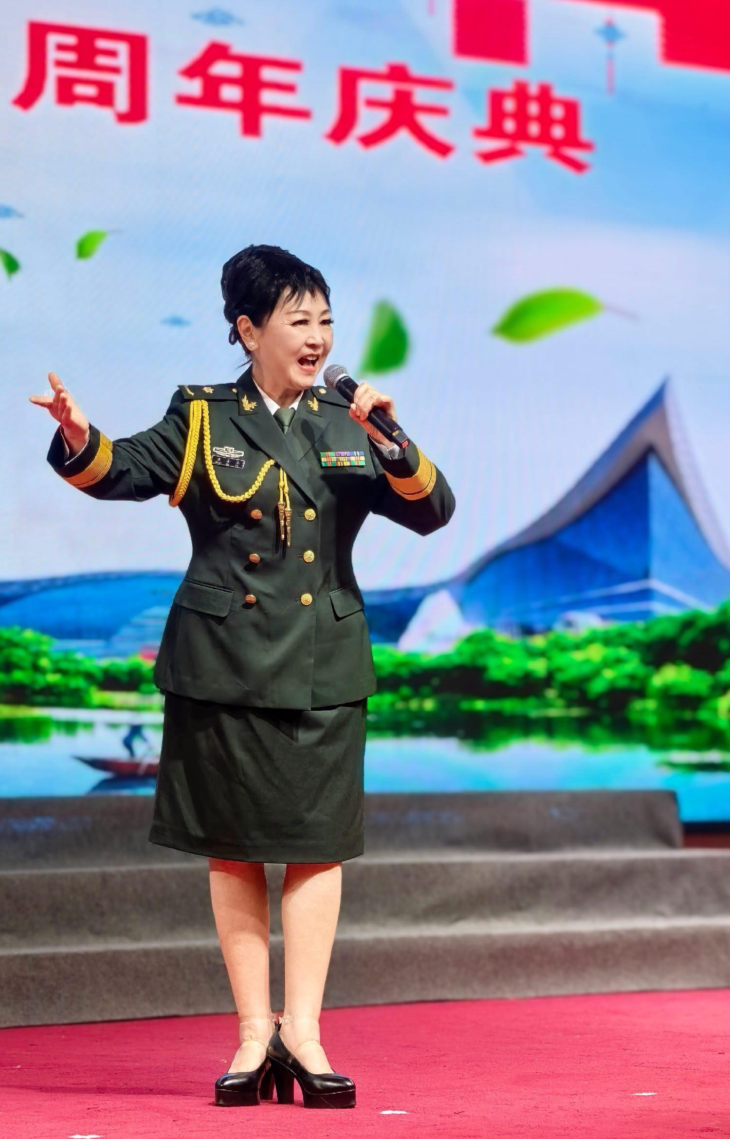 王金玉演唱《小白杨》(图1)