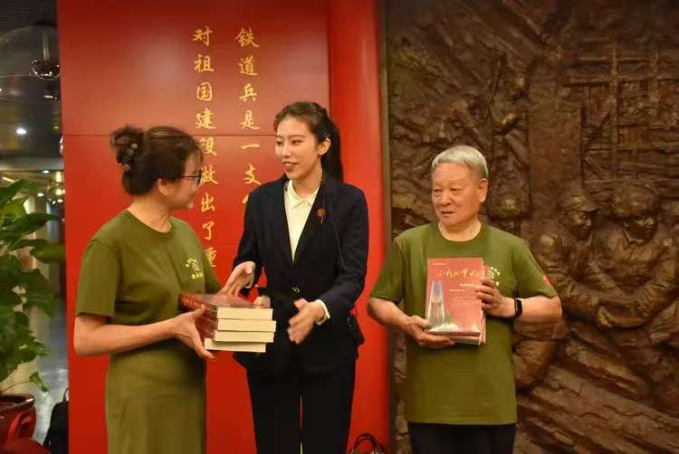 铁道兵战友网在铁道兵纪念馆举行英雄铁道兵丛书《不朽的军魂》两卷新书赠书仪式纪实掠影(图4)