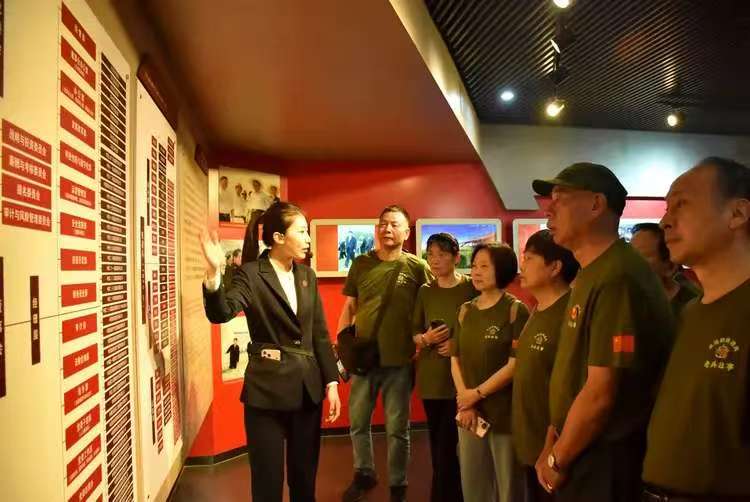 铁道兵战友网在铁道兵纪念馆举行英雄铁道兵丛书《不朽的军魂》两卷新书赠书仪式纪实掠影(图5)