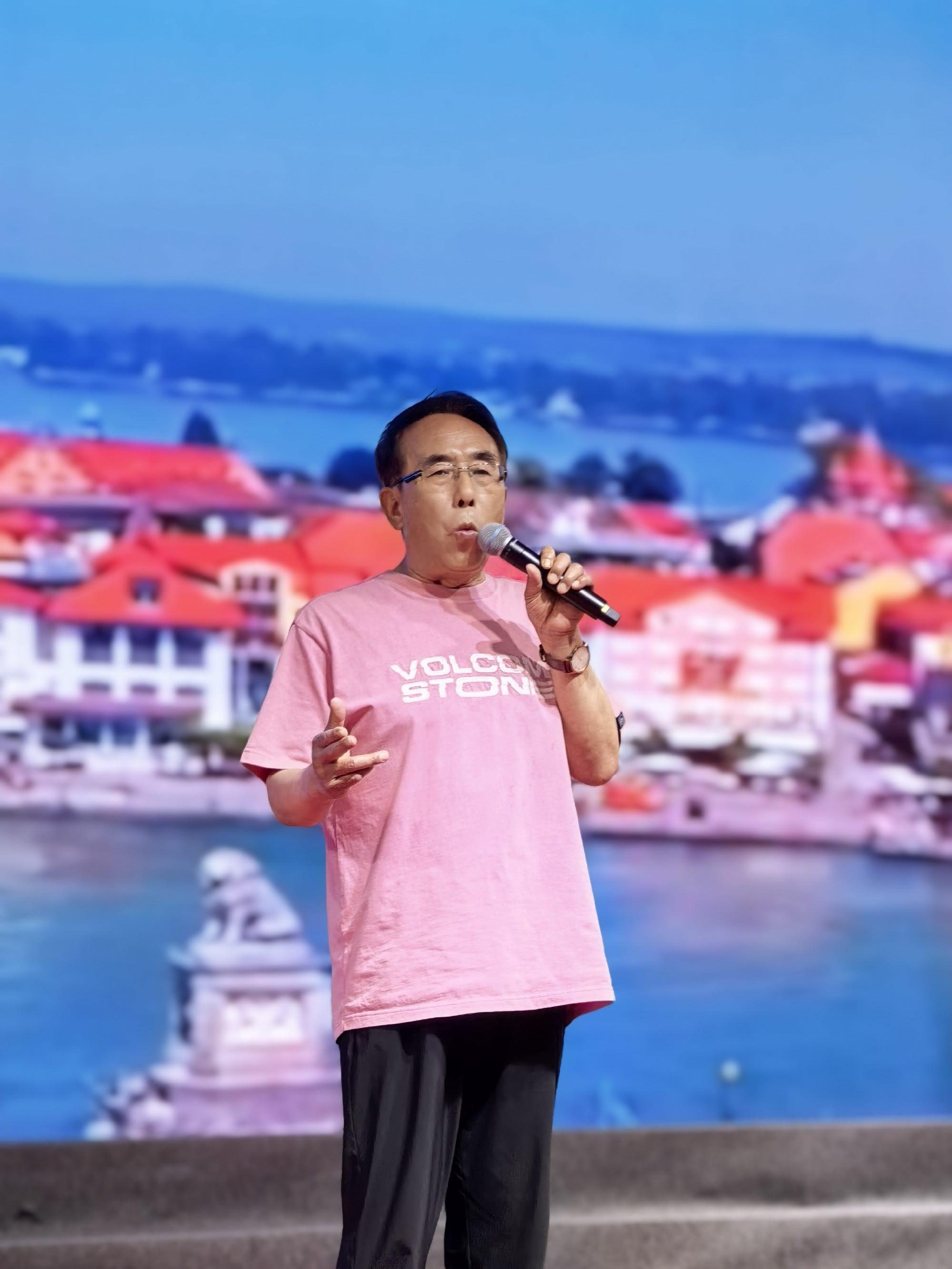 杨建强在艺术团5周年庆典口哨吹奏《啤酒桶波尔卡》(图1)